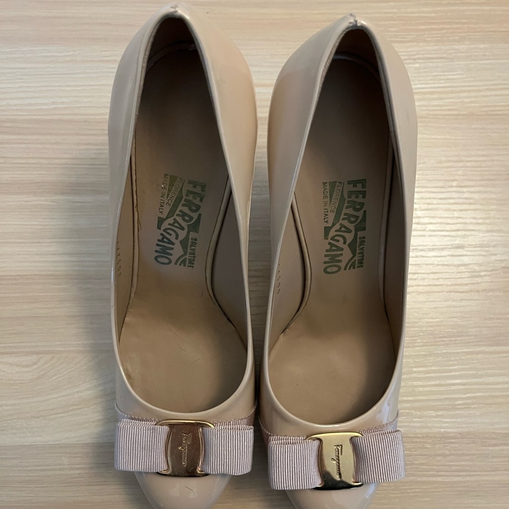 Ferragamo Nude Patent Leather Heels with Bow - Picture 2 of 6